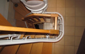 Eine Treppe mit einem daran montierten Lift aus der Vogelperspektive 