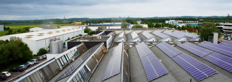Solarzellen auf dem Dach der Wiederaufbereitungsanlage von Der Treppenlift