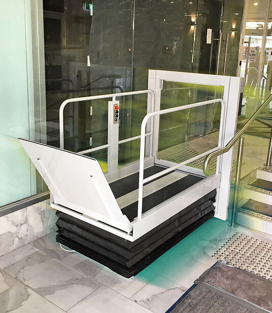 Gebrauchter Hublift im Gebäude Treppenlift Modell 200