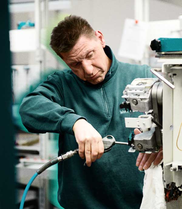 Techniker in der Werkstatt für gebrauchte Treppenlifte Techniker bereitet einen gebrauchten Treppenlift in der Werkstatt auf