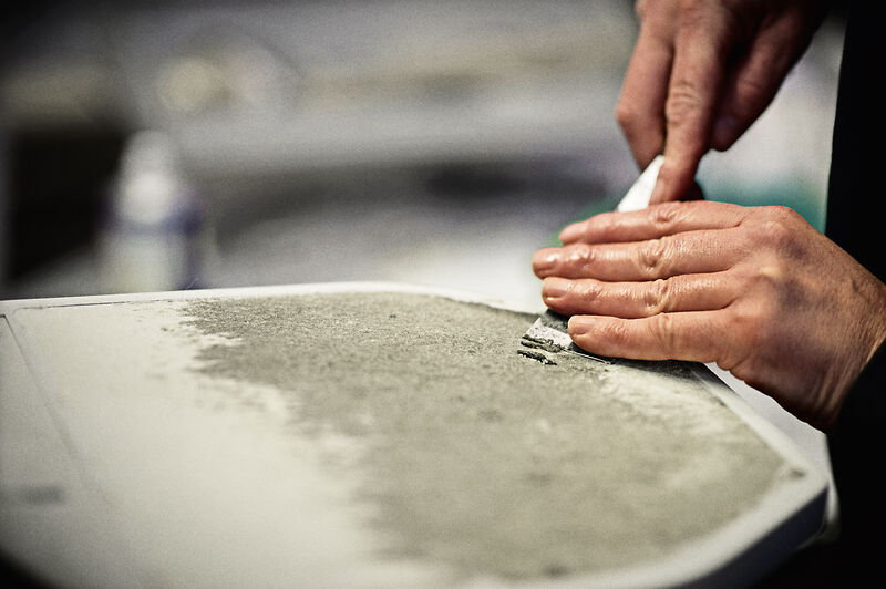 Bauteil eines gebrauchten Treppenlifts wird von Hand nachgearbeitet